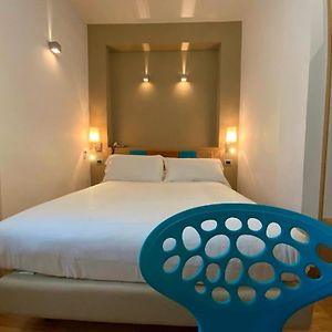 Camera piccola con letto king size